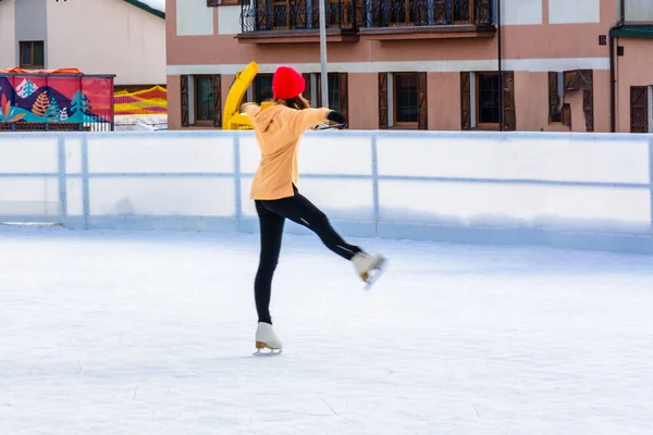 Une Jeune Fille Mince Patinage Artistique Plein Air Sur Une — Photo