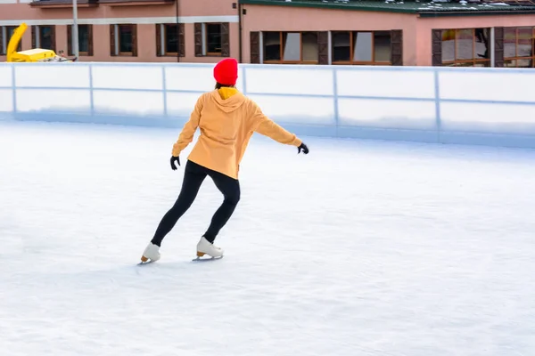 Une Jeune Fille Mince Patinage Artistique Plein Air Sur Une — Photo