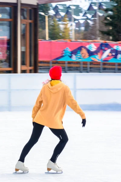 Ein Junges Schlankes Mädchen Eiskunstlauf Auf Einer Rollschuhbahn 2019 — Stockfoto