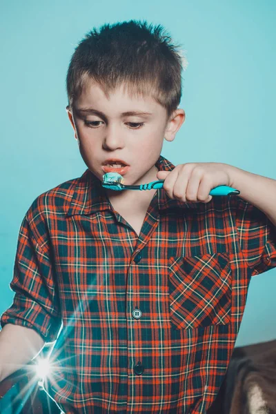 Menino Triste Pijama Não Está Interessado Escovar Dentes Antes Dormir — Fotografia de Stock