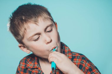 Yakışıklı bir pijama 2019 mavi bir arka plan üzerinde yatmadan önce diş macunu ile diş fırçaları