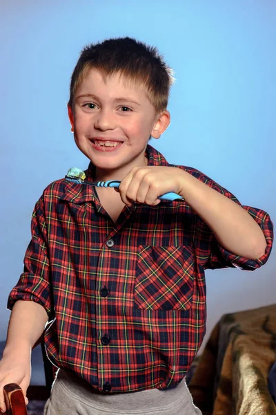 Красивий Маленький Хлопчик Піжамі Посміхається Тримає Руці Зубну Щітку Синьому — стокове фото