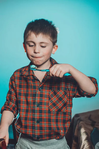 Lindo Menino Pijama Sorri Segura Mão Uma Escova Dentes Fundo — Fotografia de Stock