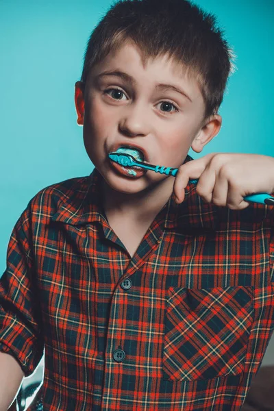Милий Хлопчик Піжамі Чистить Зуби Зубною Пастою Перед Сном Синьому — стокове фото