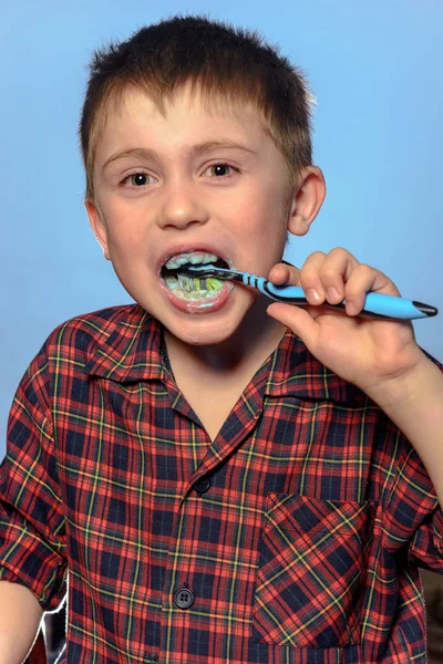 Menino Bonito Pijama Escova Dentes Com Pasta Dentes Antes Dormir — Fotografia de Stock