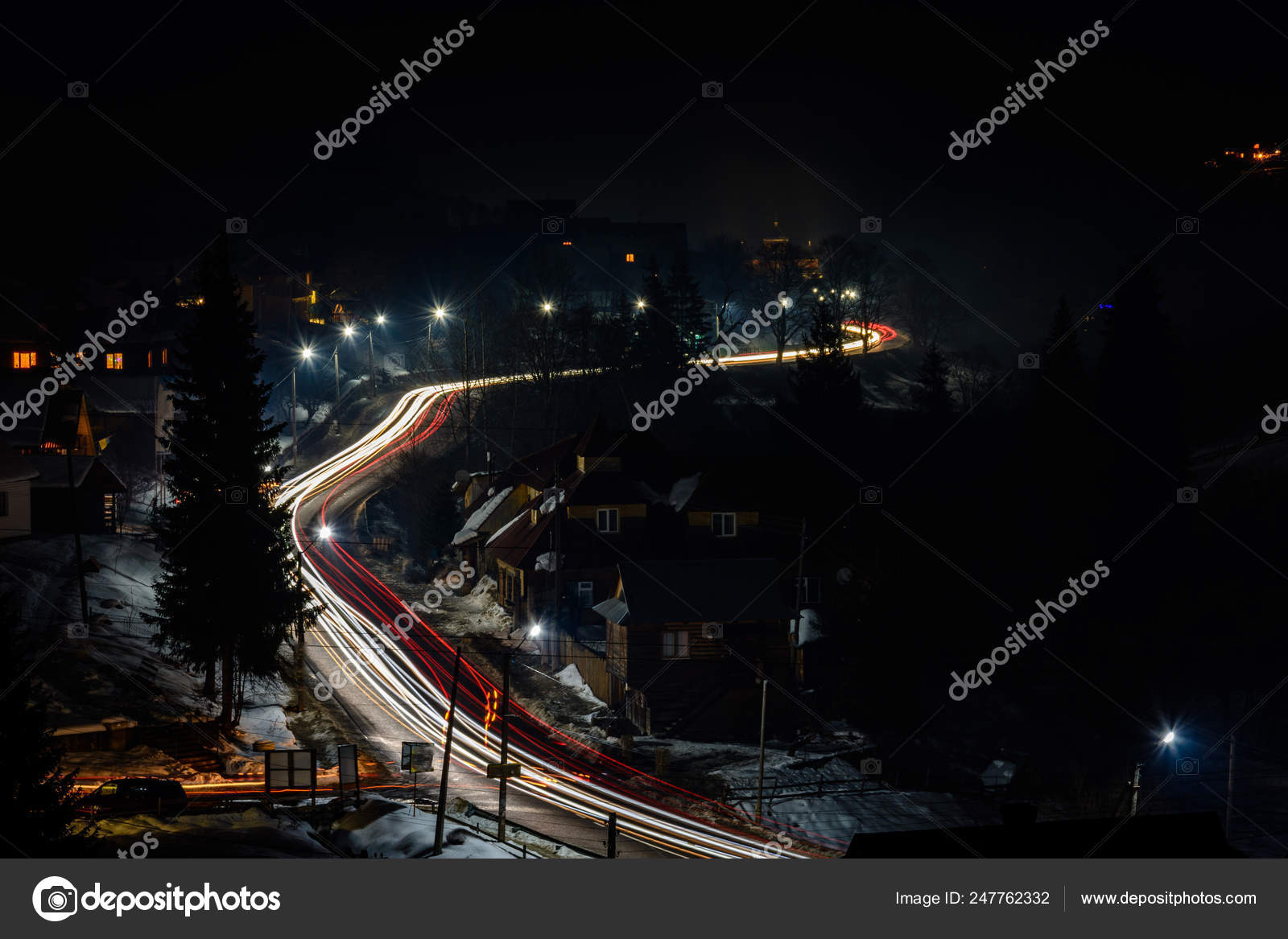 明るい光とぼやけ自動車ライトのウクライナの村の壮大な夜の風景 ストック写真 C Niko Cingaryuk