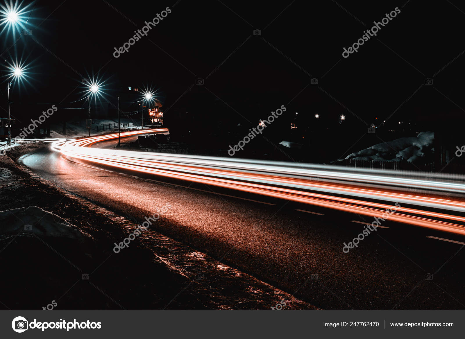 Magnífica agitar a luz das luzes do carro à noite na estrada com as  estrelas dos candeeiros — Foto © NIKO_Cingaryuk #247762470, image size:1600x1167