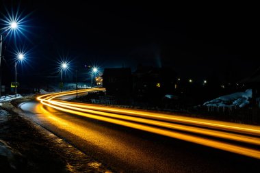 Sokak yıldız ile karayolu üzerinde akşam muhteşem sallamak araba ışıklar ışık