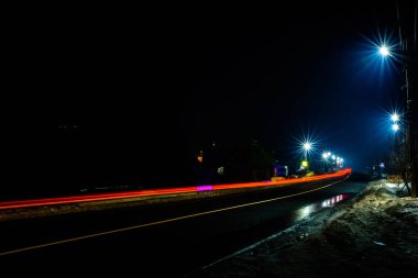 Sokak yıldız ile karayolu üzerinde akşam muhteşem sallamak araba ışıklar ışık