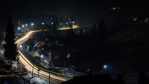 Ukrayna gece dağ köyü araba parçaları ile harika bir Panoraması — Stok fotoğraf