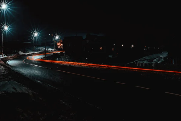 Magnífico agitar la luz de las luces del coche por la noche en la carretera con las estrellas de farolas — Foto de Stock