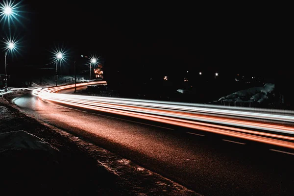 Чудовий тремтіння світло автомобільних вогнів ввечері на шосе з зірками вуличних ліхтарів — стокове фото