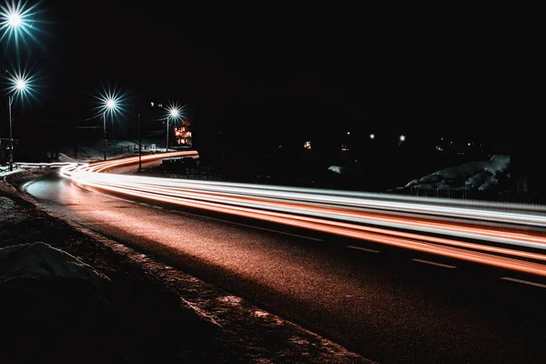 Magnífico agitar la luz de las luces del coche por la noche en la carretera con las estrellas de farolas — Foto de Stock