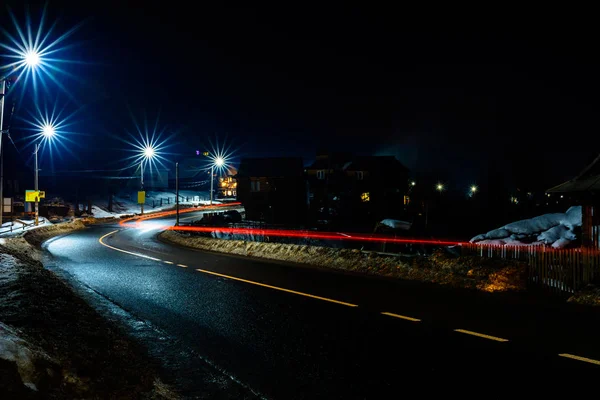 Magnífico agitar la luz de las luces del coche por la noche en la carretera con las estrellas de farolas — Foto de Stock