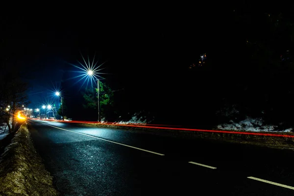 Magnífico agitar la luz de las luces del coche por la noche en la carretera con las estrellas de farolas — Foto de Stock