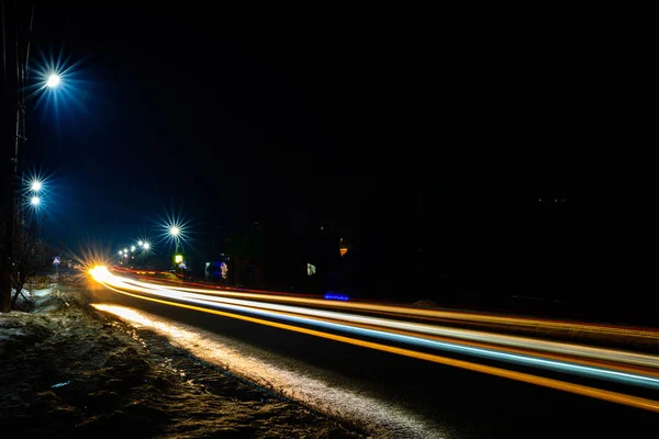 Magnífico agitar la luz de las luces del coche por la noche en la carretera con las estrellas de farolas — Foto de Stock