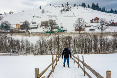 Fotoğrafçı Karpatlar Ukraynalı köyde çeşitli köşelerine kış tatillerinde katılır.