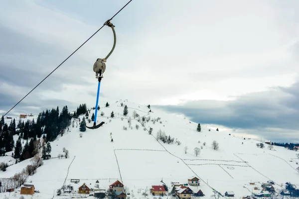 Skilift während der Fahrt auf der Autobahn im Karpatenkurort — Stockfoto
