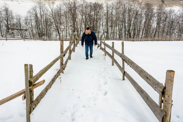 Fotograf bierze udział różnych zakątków ukraińskich wsi w Karpatach w okresie świąt zimowych — Zdjęcie stockowe