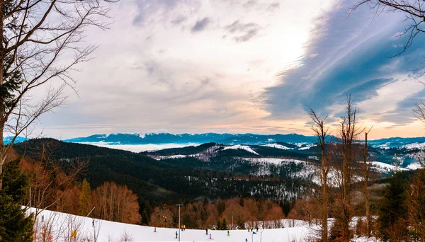 Bela paisagem dos Cárpatos ucranianos no inverno, que é lindamente cativante a partir do deck de observação . — Fotografia de Stock