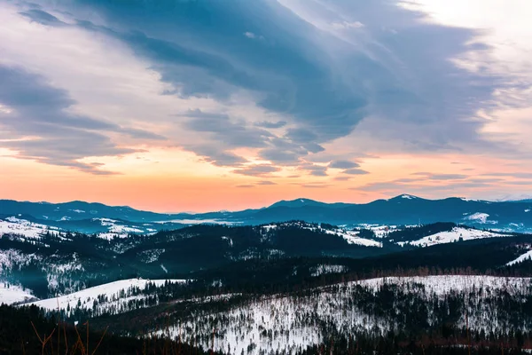 Verbazingwekkende landschap vanaf het observatie dek van een van de Karpaten resorts op de bewolkte hemel en de besneeuwde bergen — Stockfoto