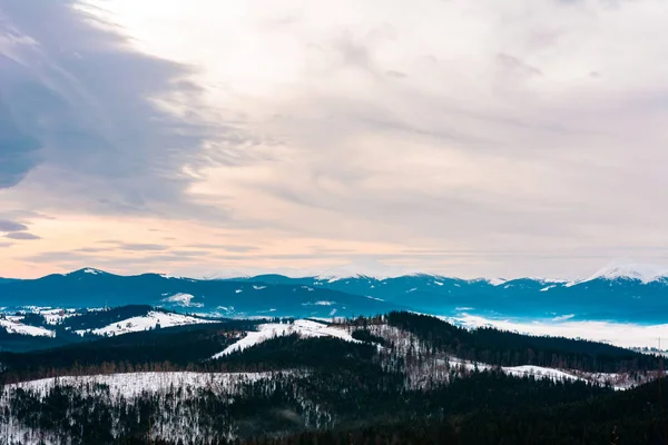 Paisagem incrível do deck de observação de um dos resorts Cárpatos do céu nublado e das montanhas nevadas — Fotografia de Stock