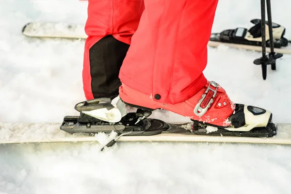 Primer plano de una bota de esquí esquiador esquiador en un color rojo nieve —  Fotos de Stock