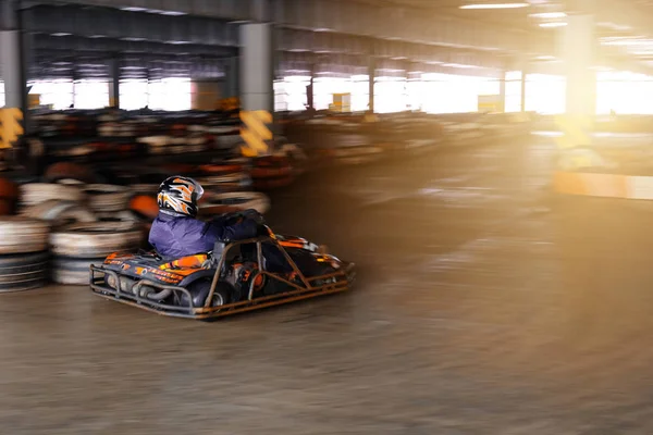 Competencia dinámica de karting a velocidad con movimiento borroso en un hipódromo equipado — Foto de Stock