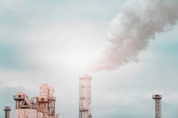 Большой план трубы завода, которая производит вредный дым в окружающей среде на фоне неба . — стоковое фото