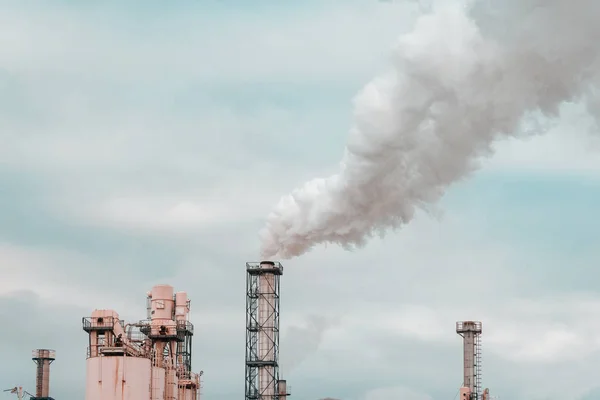 Een grote plan voor de pipe plant, die schadelijke rook in het milieu tegen de achtergrond van de hemel produceert. — Stockfoto