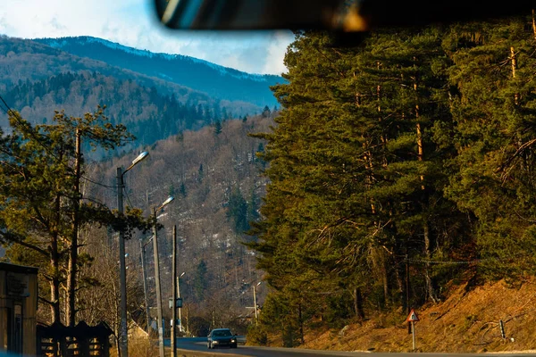 Vista desde la primera persona desde el interior del coche hasta la carretera serpentina en la zona montañosa — Foto de Stock