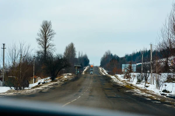 En irriterad föraren rör sig långsamt på extremt dåliga ukrainska vägar — Stockfoto