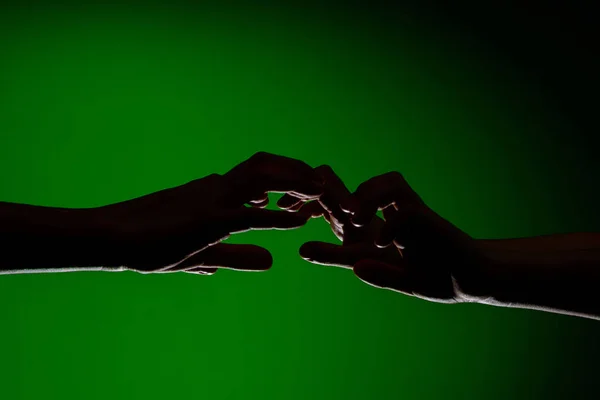 Duas mãos esticar um ao outro a partir dos lados opostos simbolizando a estreita ligação entre — Fotografia de Stock