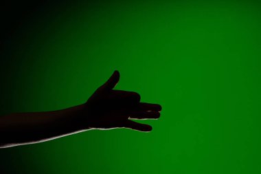 İnsan eli, köpeğin işaret, hayvan ve insan dostluk simgeleyen gösteren kırmızı bir arka plan üzerinde izole