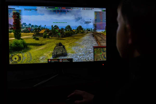 LVIV, ยูเครน - มีนาคม 08, 2019: ภาพประกอบของเกมคอมพิวเตอร์ โลกของรถถัง, แสดงให้เห็นวัยรุ่นเล่นเกมนี้ — ภาพถ่ายสต็อก