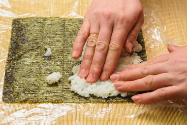 Suşi doğal malzemelerle yapmak profesyonel chef restoranda işlemidir