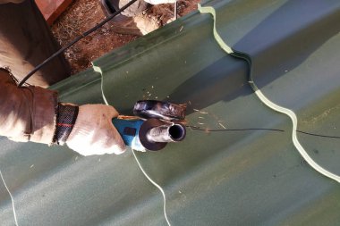 Ana yükleme için profesyonel bir sac evin çatısına keser.