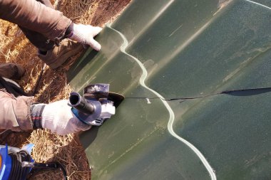 Ana yükleme için profesyonel bir sac evin çatısına keser.