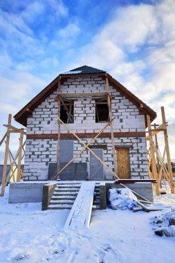 Kırsal alanın ortasında yeni bir evde ereksiyon kışın süreci