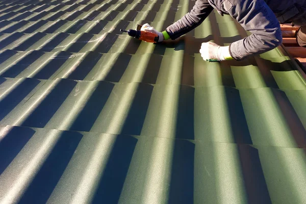 专业人员用金属瓷砖片安装屋顶, 用钻头钻螺丝 — 图库照片