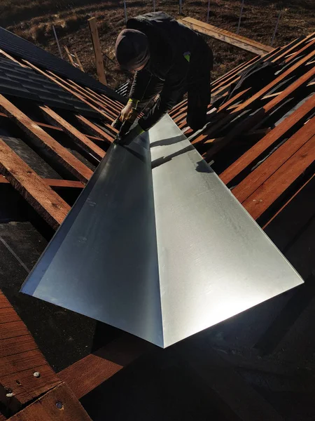 Master provede instalaci kovová v místě lomu Střešní vtok vody za deště — Stock fotografie
