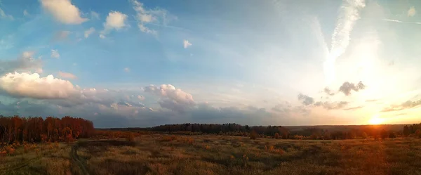 Дивовижна Панорама сільських осінній пейзаж Європейського містечка з барвистий небо і нескінченний золотому полі. — стокове фото