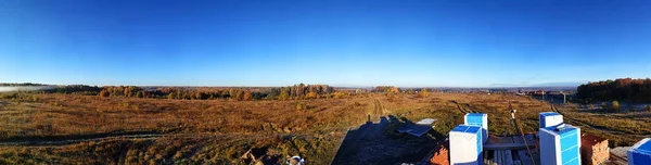 Панорама осенней деревни, на которой видна недостроенная застройка кварталов от дома — стоковое фото