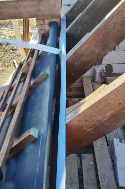 Evin çatısı işçilerin çatısı altında su geçirmez bir film yüklemek