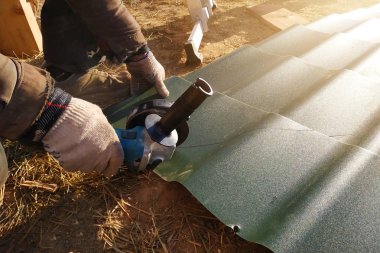 Ana yükleme için profesyonel bir sac evin çatısına keser.