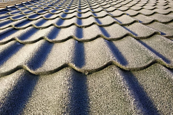 Зелена плитка морозний ранок на даху будинку — стокове фото