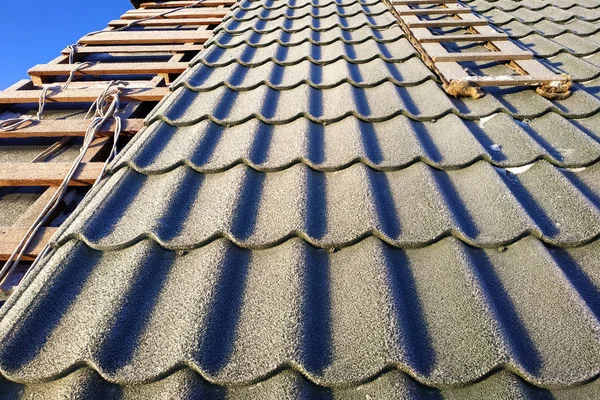 Green tile frosty morning on the roof of the house — Stock Photo, Image