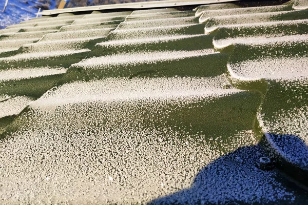 Зелена плитка морозний ранок на даху будинку — стокове фото