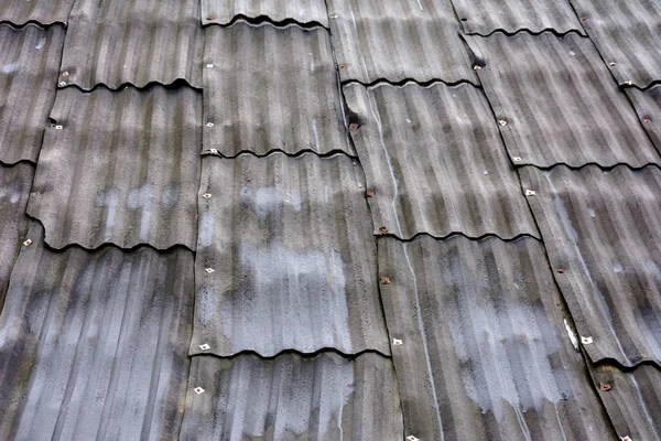 Старий домашній покрив, сірий шифер, красива текстура і фон — стокове фото