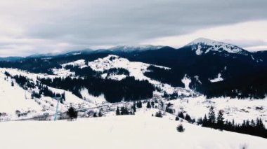 Üzerinde bir dağ kar sabah yeniden oluşturulur manzara şaşırtıcı kaplı Ukraynalı Köyü